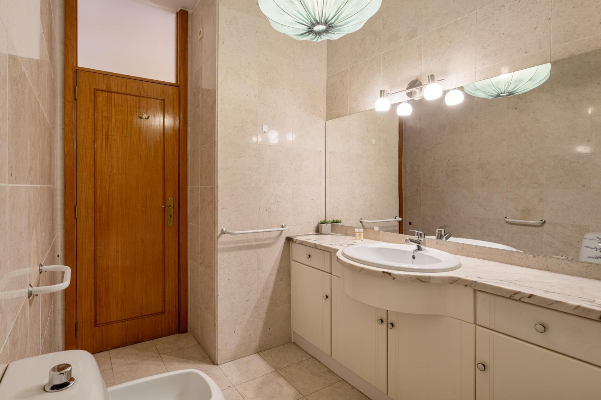 Joivy Stylish City Centre Flat With Parking Maía Екстериор снимка
