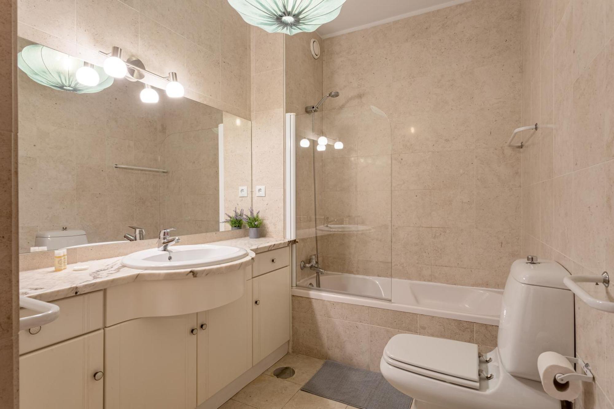 Joivy Stylish City Centre Flat With Parking Maía Екстериор снимка
